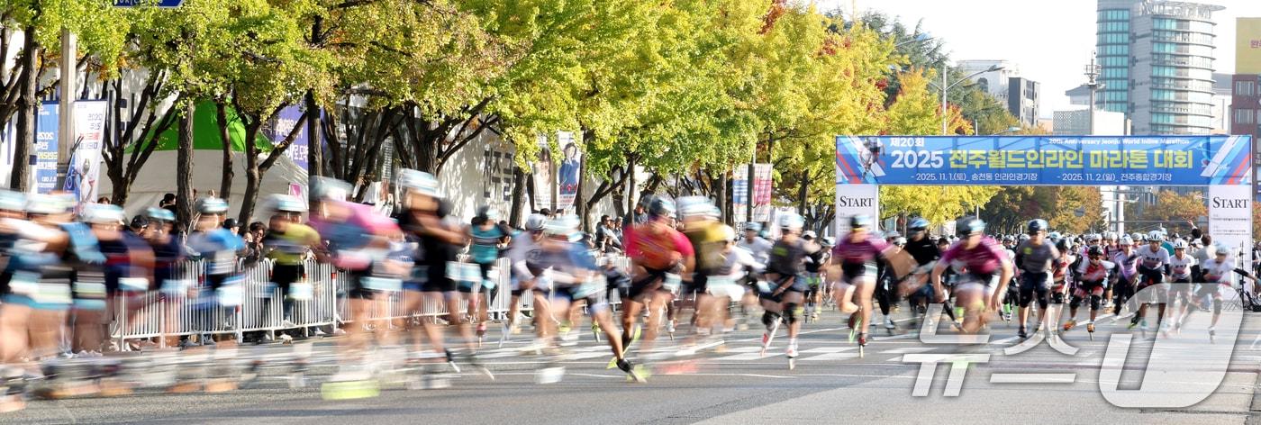 2일 전북 전주시 전주종합경기장 일원에서 열린 제20회 2025 전주 월드 인라인 마라톤 대회에 참가한 선수들이 힘차게 질주하고 있다. 2025.11.2/뉴스1 ⓒ News1 유경석 기자