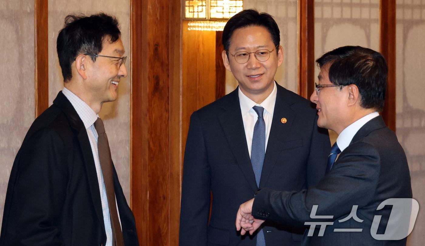 본문 이미지 - 윤창렬 국무조정실장(왼쪽부터)과 배경훈 과학기술정보통신부 장관, 김성환 기후에너지환경부 장관이 서울 종로구 삼청동 총리공관에서 열린 제2회 3+@(알파) 회의 전 대화를 나누고 있다. 2025.11.2/뉴스1 ⓒ News1 황기선 기자
