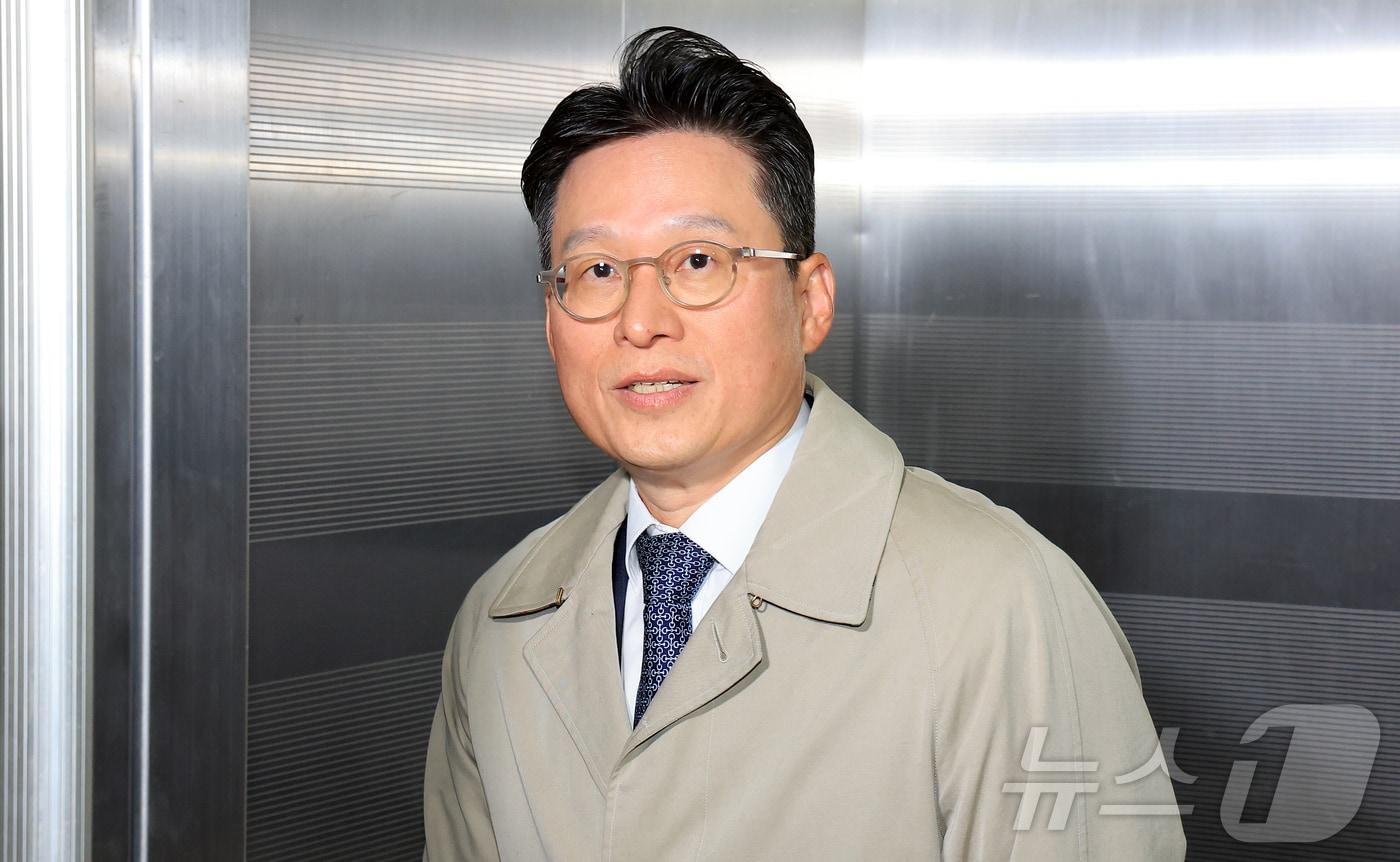 김선규 전 공수처 수사1부장검사가 지난 2일 오전 서울 서초구 순직해병 특검 사무실에 피의자 신분으로 조사를 받기 위해 출석하고 있다./뉴스1 ⓒ News1 김진환 기자