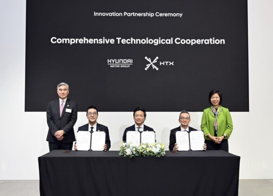 본문 이미지 - 왼쪽부터 성 김 현대차그룹 전략기획담당 사장, 박현성 현대차그룹 싱가포르 글로벌 혁신센터 법인장, 김일범 현대차그룹 GPO 부사장, 찬 샨&#40;Chan Tsan&#41; HTX 청장, 심 앤&#40;Sim Ann&#41; 싱가포르 외교부 및 내무부 선임국무장관.&#40;현대차그룹 제공&#41;