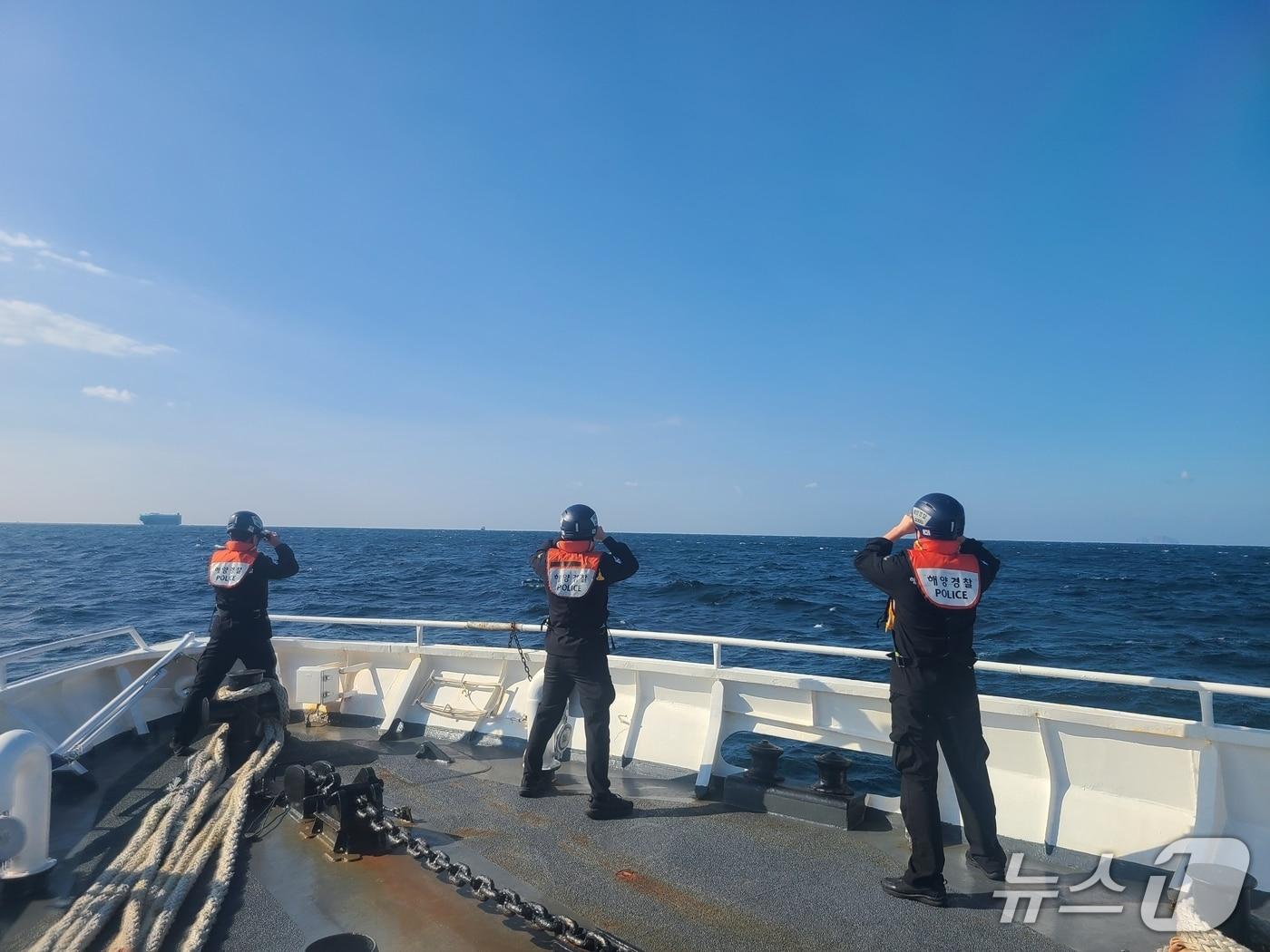 본문 이미지 - 2일 거제 홍도 해상에서 60대 낚시객이 실종돼 해경이 수색에 나서고 있다.(창원해경 제공. 재판매 및 DB금지)