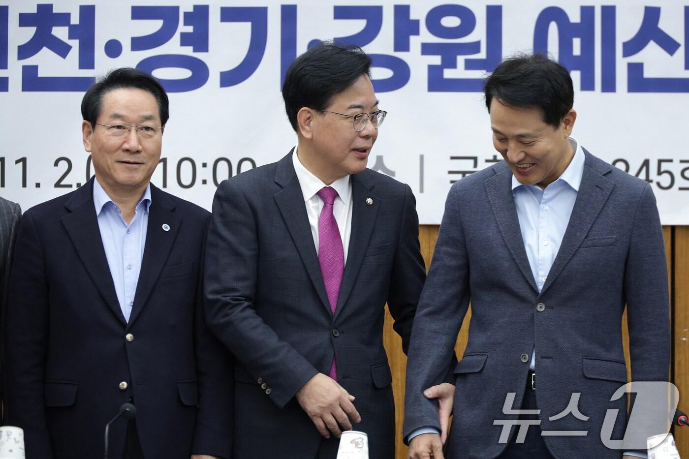 송언석 국민의힘 원내대표와 오세훈 서울시장이 전날&#40;2일&#41; 서울 여의도 국회에서 열린 국민의힘-서울·인천·경기·강원 예산정책협의회에서 대화하고 있다. 2025.11.2/뉴스1 ⓒ News1 신웅수 기자