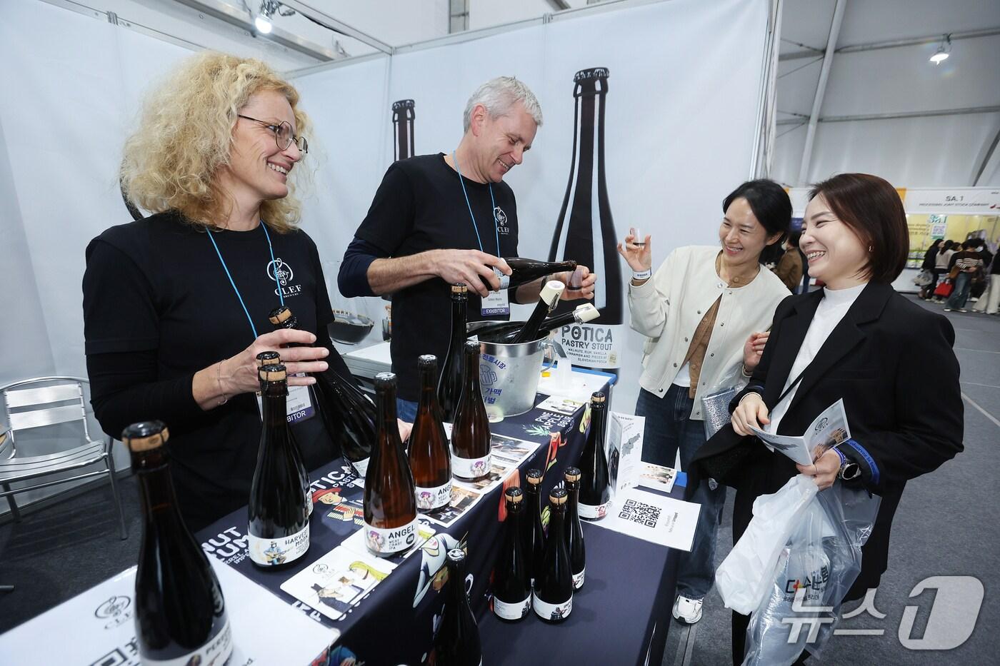 전주월드컵경기장 일원에서 열린 &#39;제23회 전주국제발효식품엑스포&#39;에서 관람객들이 해외 기업 발효식품을 접하고 있다.&#40;전북바이오진흥원 제공. 재판매 및 DB 금지&#41;