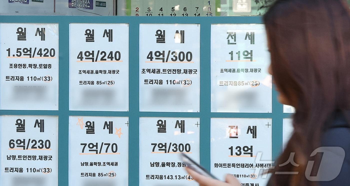 서울 시내 한 부동산에 게시된 월세 매물 정보. &#40;자료사진&#41; /뉴스1 ⓒ News1 김진환 기자