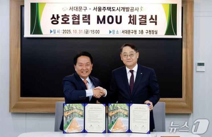 본문 이미지 -  이성헌 서대문구청장과 황상하 서울주택도시개발공사(SH) 사장(SH 제공)