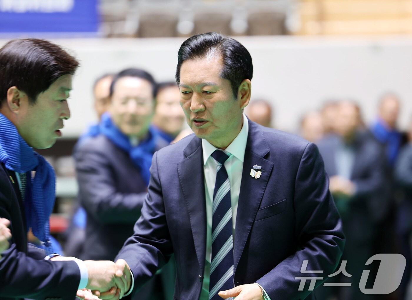 본문 이미지 - 정청래 더불어민주당 대표가 2일 전남 나주종합스포츠파크에서 열린 전라남도당 제2차 임시당원대회에서 참석자들과 악수하고 있다. 2025.11.2/뉴스1 ⓒ News1 박지현 기자