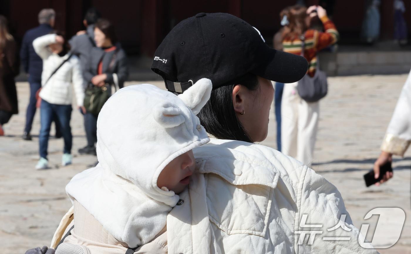 추위가 찾아온 지난 2일 오후 서울 종로구 경복궁을 찾은 어린이가 털모자를 쓰고 있다. 기상청은 이날 밤 9시부터 서울과 경기, 인천, 충청, 전북, 경상 서부 등에 한파주의보를 발령한다고 밝혔다. 2025.11.2/뉴스1 ⓒ News1 장수영 기자