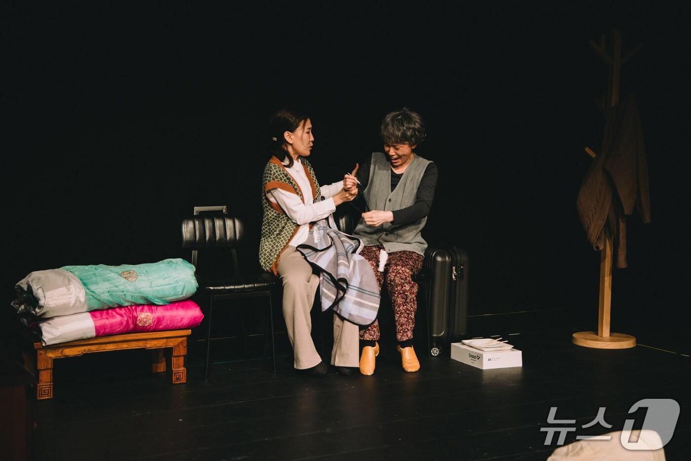 대구를 기반으로 활동하는 극단 골목은 오는 11일부터 16일까지 대구 남구 대명동 대명공연거리 골목실험극장에서 콘서트 드라마 '솜 with 박경하'를 공연한다. 사진은 공연 연습 모습. (극단 골목 제공. 재판매 및 DB 금지)/뉴스1