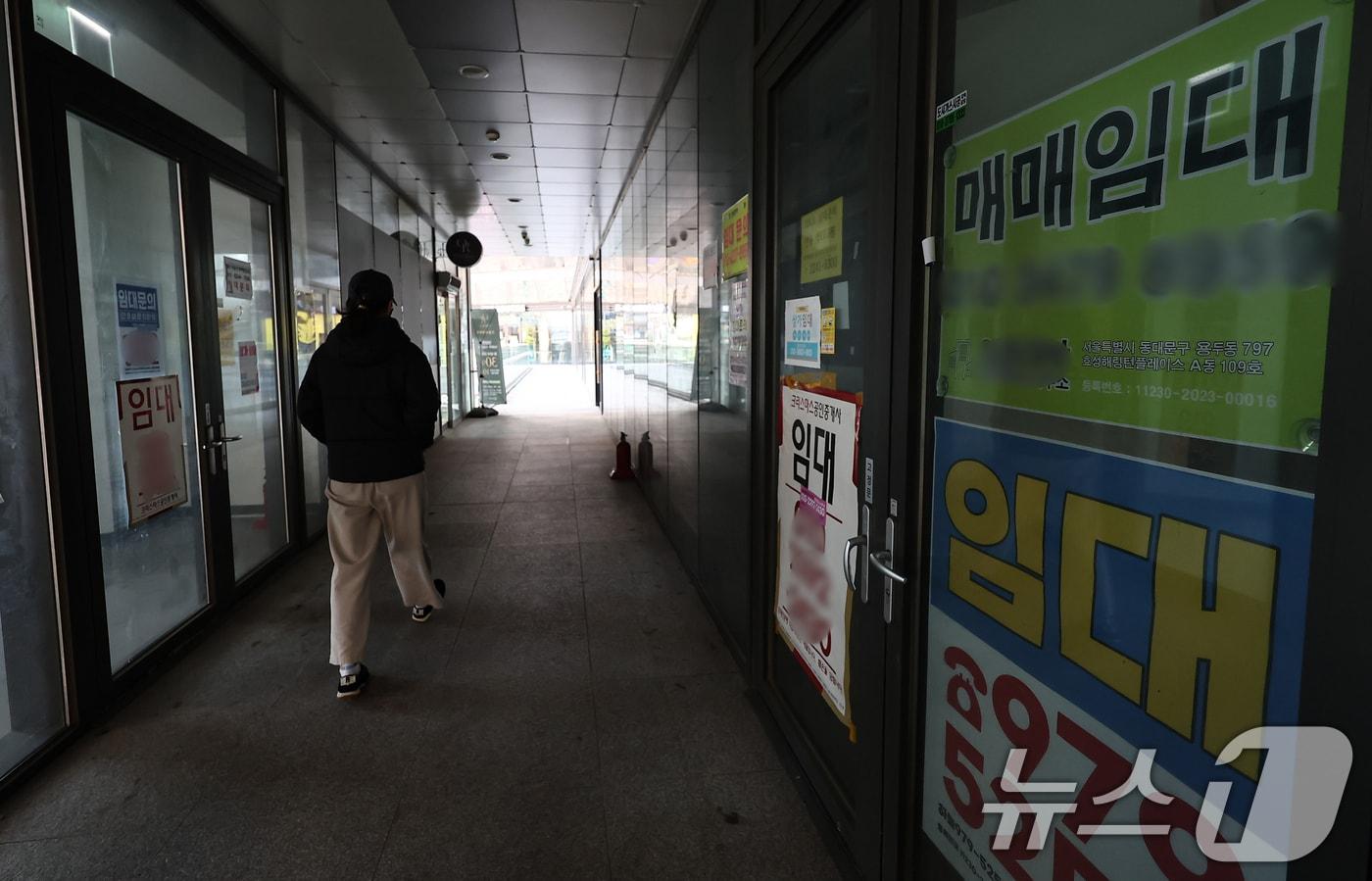 본문 이미지 - 서울 시내 한 아파트 단지 내 상가에 임대문의가 게시된 모습. (자료사진)뉴스1 ⓒ News1 김도우 기자