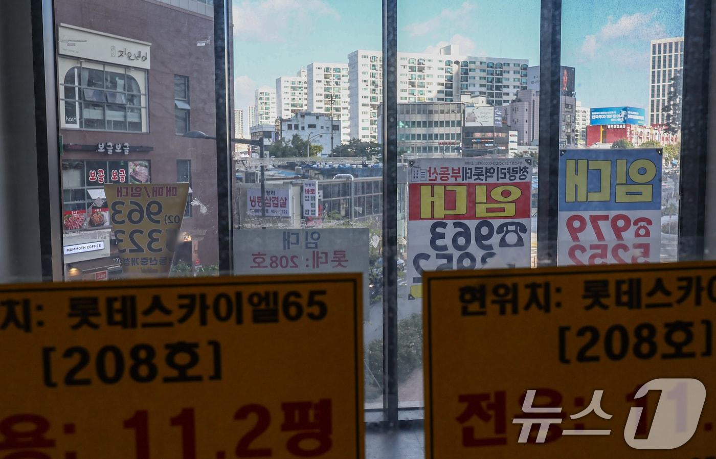 본문 이미지 - 서울 시내 한 아파트 단지 내 상가에 임대문의가 게시된 모습. ⓒ 뉴스1 김도우 기자