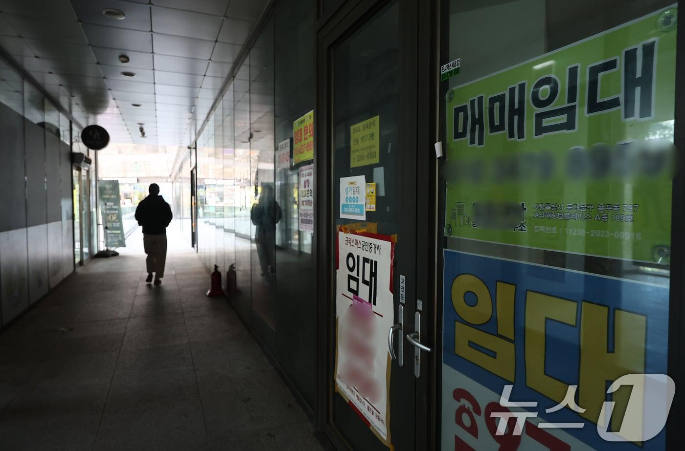 본문 이미지 - 서울 시내 한 아파트 단지 내 상가에 임대문의가 게시돼 있다. ⓒ 뉴스1 김도우 기자