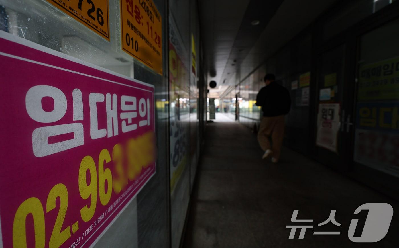 서울 시내 한 아파트 단지 내 상가에 임대문의가 게시된 모습. 2025.11.2/뉴스1 ⓒ News1 김도우 기자