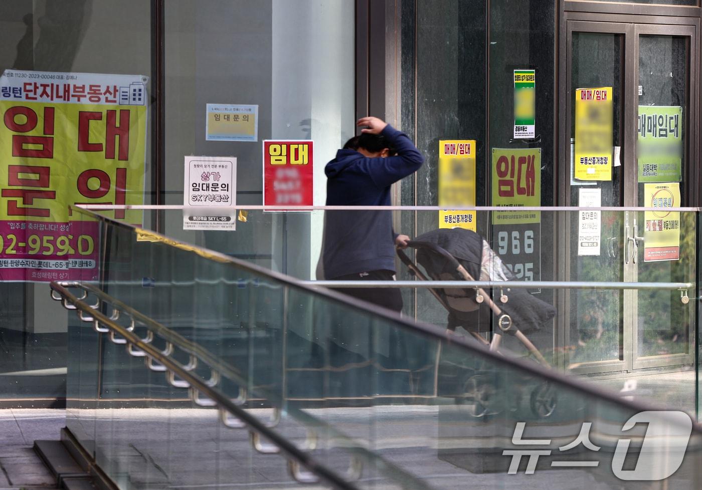 본문 이미지 - 서울 시내 한 아파트 단지 내 상가에 임대문의가 게시된 모습 ⓒ 뉴스1 김도우 기자