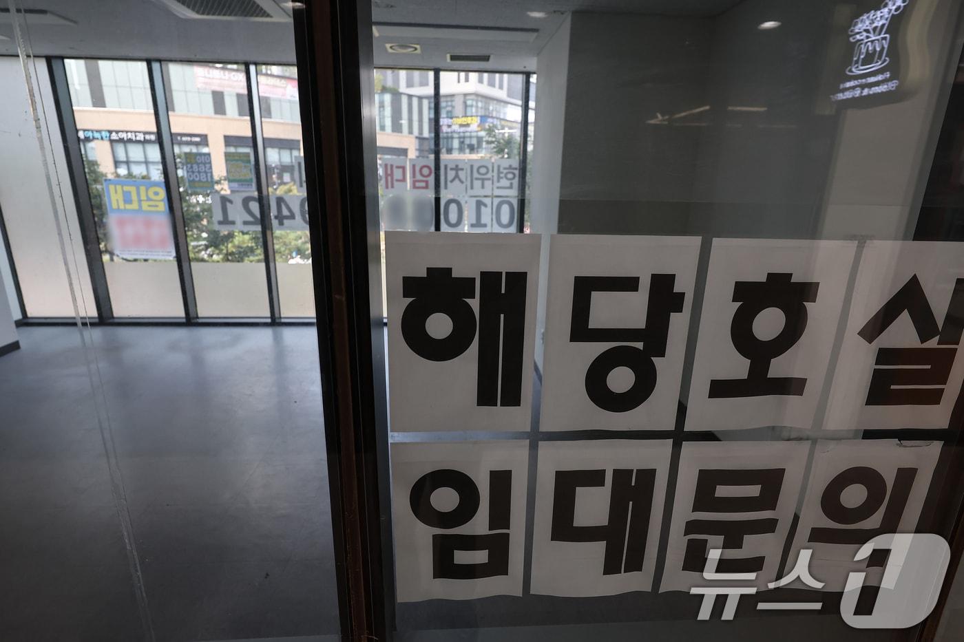 본문 이미지 - 서울 시내 한 아파트 단지 내 상가에 임대문의가 게시된 모습. ⓒ 뉴스1 김도우 기자