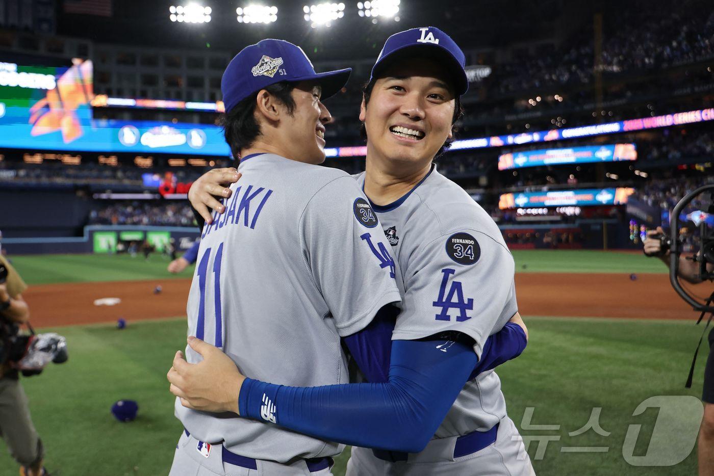 다저스 우승 확정 후 사사키와 껴안고 있는 오타니.ⓒ AFP=뉴스1