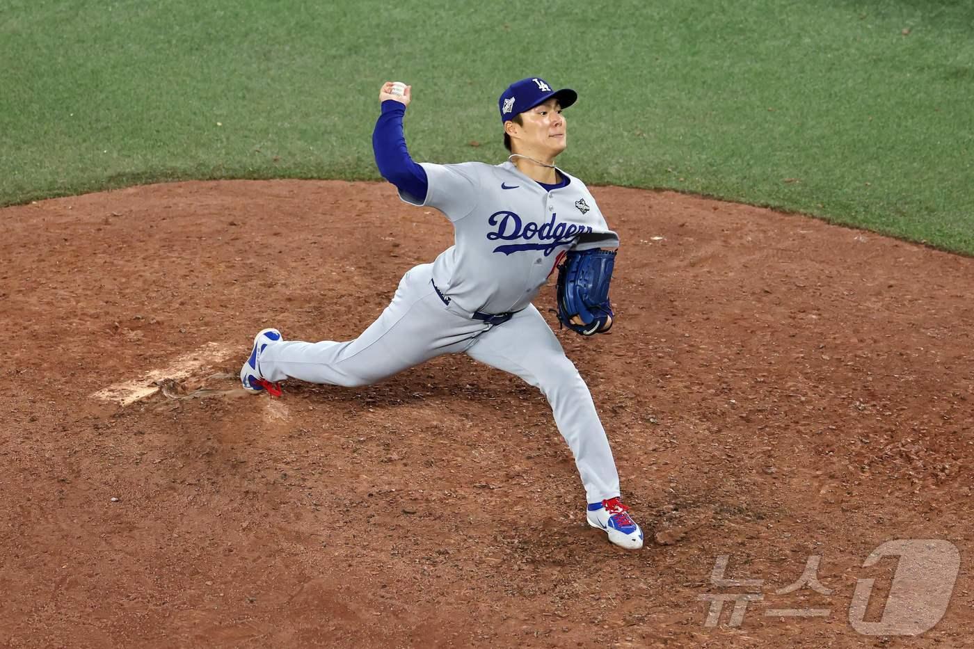 월드시리즈 7차전에 구원 등판한 야마모토.ⓒ AFP=뉴스1