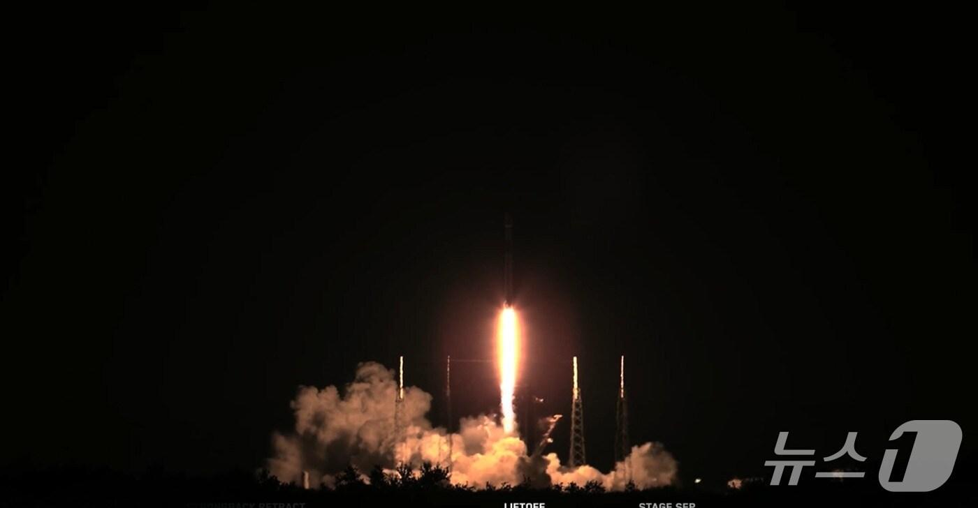 2일 미국 플로리다주 케이프커내버럴 우주군 기지에서 우리 군의 군사정찰위성 5호기가 발사됐다. &#40;스페이스 X 제공&#41;