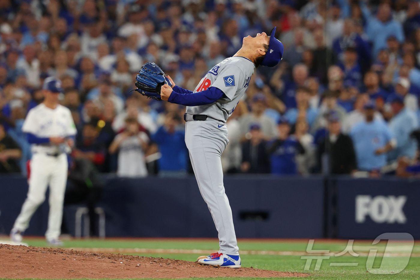 LA 다저스의 일본인 투수 야마모토 요시노부가 2일&#40;이하 한국시간&#41; 캐나다 온타리오주 토론토 로저스센터에서 열린 MLB 월드시리즈&#40;WS·7전 4선승제&#41; 토론토 블루제이스와의 경기에서 승리가 확정된 뒤 포효하고 있다.  ⓒ AFP=뉴스1 ⓒ News1 김진환 기자