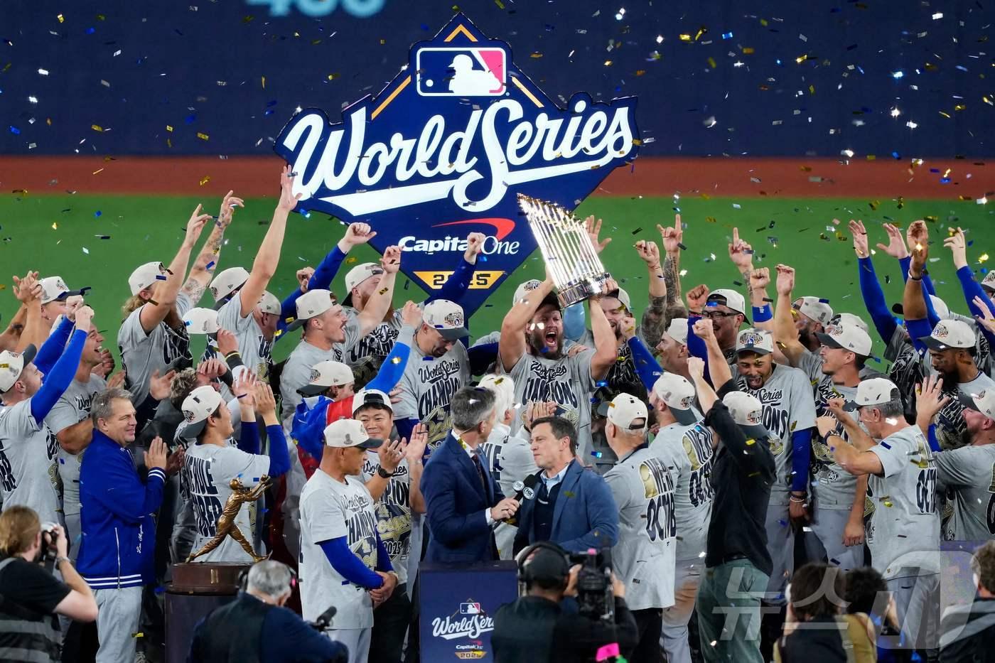 2일&#40;이하 한국시간&#41; 캐나다 온타리오주 토론토 로저스센터에서 열린 MLB 월드시리즈&#40;WS·7전 4선승제&#41; 토론토 블루제이스와의 경기에서 연장 11회초 터진 2번 윌 스미스의 결승 홈런으로 최종 시리즈 전적 4승3패를 기록하며 작년에 이어 월드시리즈 2연패에 성공한 LA 다저스 선수들이 시상식에서 우승 트로피를 들어올리며 환호하고 있다. ⓒ AFP=뉴스1 ⓒ News1 김진환 기자
