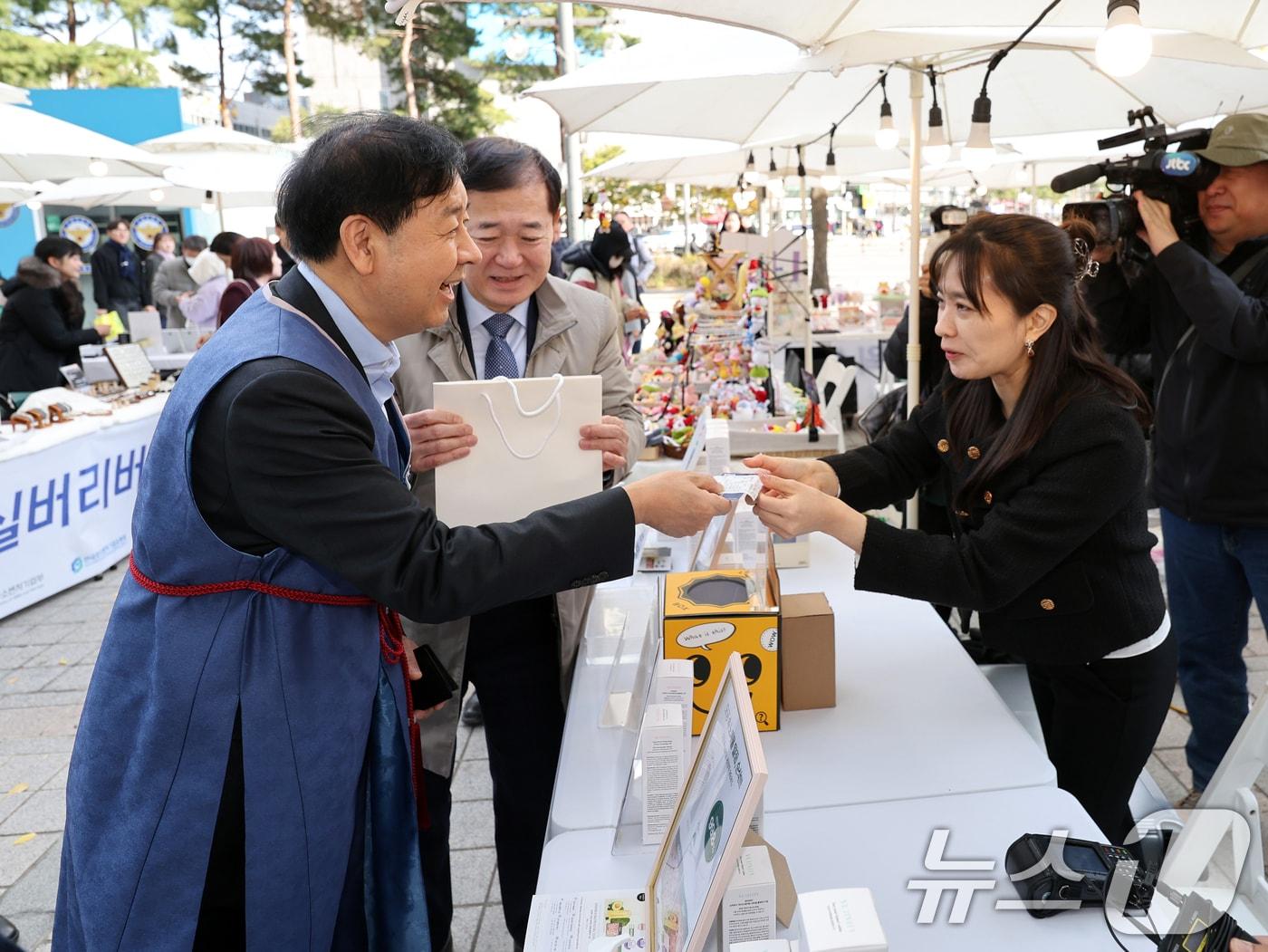 본문 이미지 - 구윤철 경제부총리 겸 기획재정부 장관이 2일 오후 서울 중구 두타몰 광장에서 코리아 그랜드 페스티벌과 연계해 열린 서울 소상공인 우수제품 판매전 '모두의동행'에서 부스를 둘러보고 있다. 2025.11.2 ⓒ 뉴스1 황기선 기자
