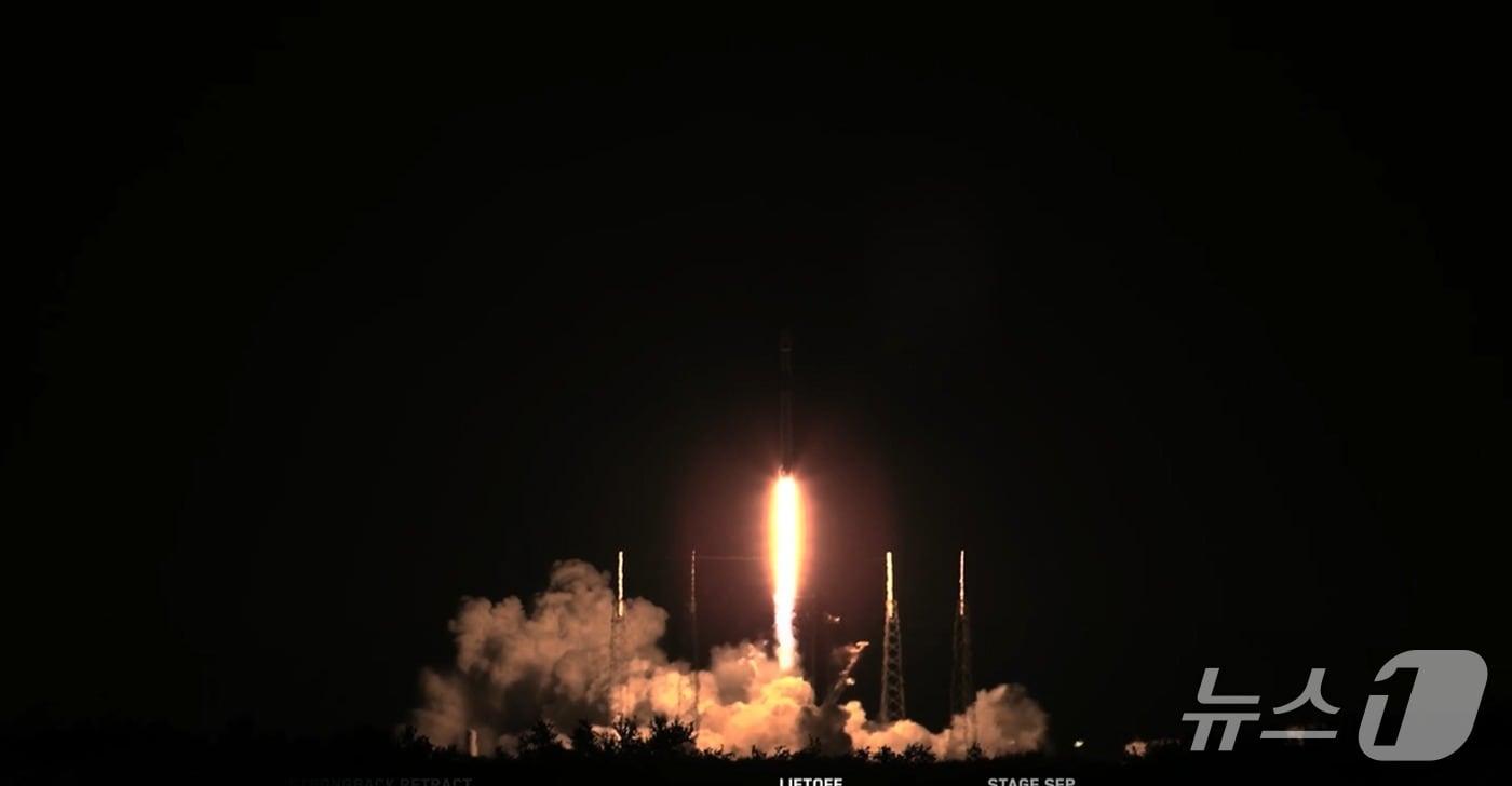 2일 미국 플로리다주 케이프커내버럴 우주군 기지에서 우리 군의 군사정찰위성 5호기가 발사됐다. &#40;스페이스 X 제공&#41;