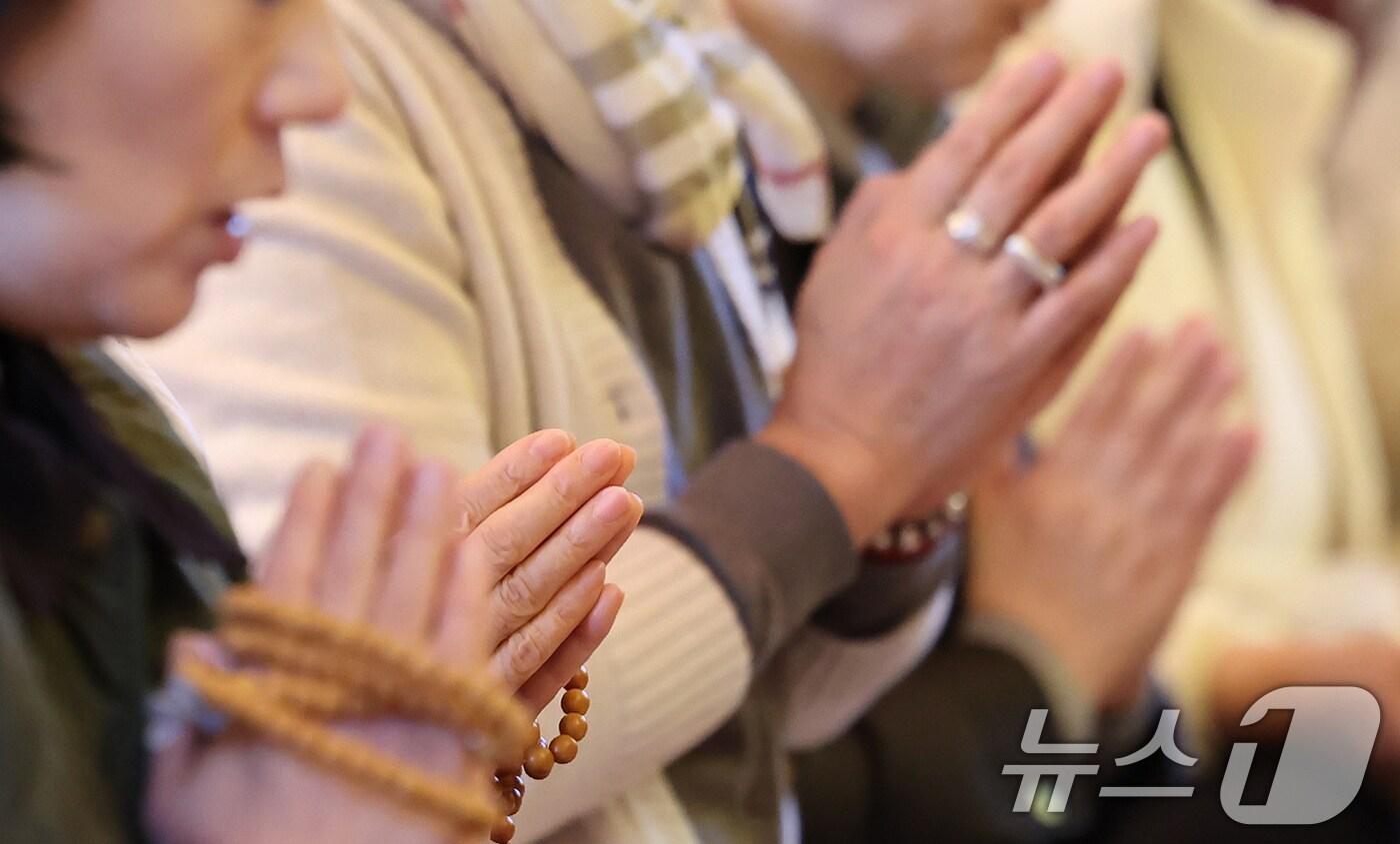 2026학년도 대학수학능력시험을 앞둔 2일 서울 종로구 조계사에서 열린 수능 기도를 찾은 수험생 학부모 및 불자들이 기도를 하고 있다. 2025.11.2/뉴스1 ⓒ News1 장수영 기자