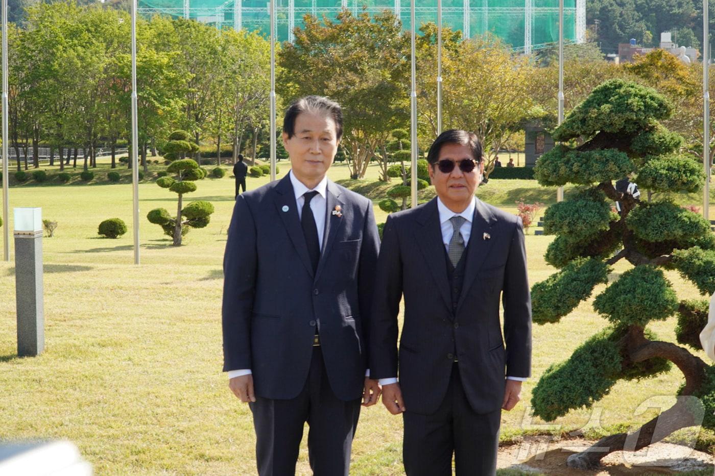 본문 이미지 - 권오을 국가보훈부 장관이 지난해 부산 유엔기념공원에서 APEC 정상회의 계기 한국을 방문한 페르디난드 마르코스 주니어 필리핀 대통령과 함께 기념촬영을 하고 있다. (국가보훈부 제공. 재판매 및 DB금지) 2025.11.2 ⓒ 뉴스1