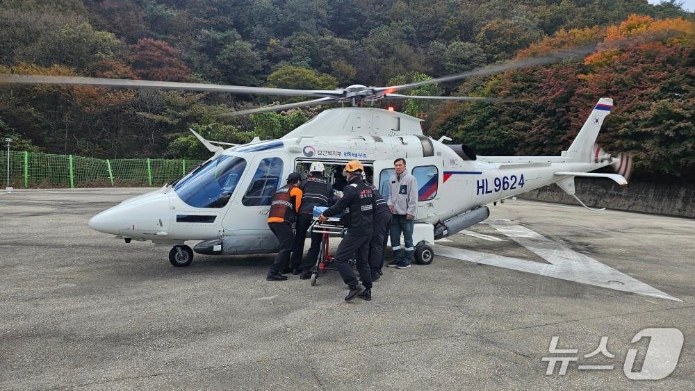 본문 이미지 - 11일 전북소방본부에 따르면 전날&#40;1일&#41; 낮 12시11분께 완주군 운주면 대둔산 마대봉 인근에서 암벽 등반 중이던 A 씨&#40;60대&#41;가 50m 아래로 추락하는 사고가 발생했다.&#40;전북소방 제공. 재판매 및 DB금지&#41;2025.11.2/뉴스1