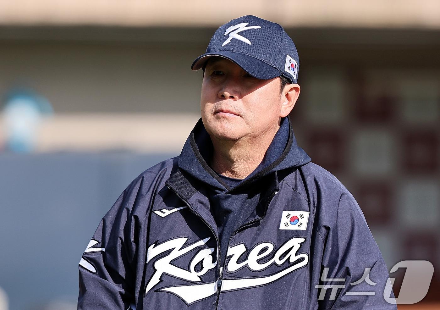 류지현 야구 국가대표팀 감독이 2일 오후 경기 고양시 국가대표 야구훈련장에서 열린 첫 소집훈련에서 선수들을 지켜보고 있다. 대표팀은 오는 8,9일 체코에 이어 15,16일에 일본과의 평가전 경기를 치를 예정이다. 2025.11.2/뉴스1 ⓒ News1 구윤성 기자