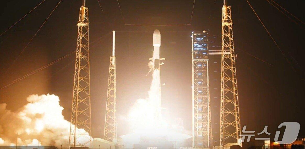 본문 이미지 - 2일 미국 플로리다주 케이프커내버럴 우주군 기지에서 우리 군의 군사정찰위성 5호기가 발사됐다. &#40;스페이스X 제공&#41;