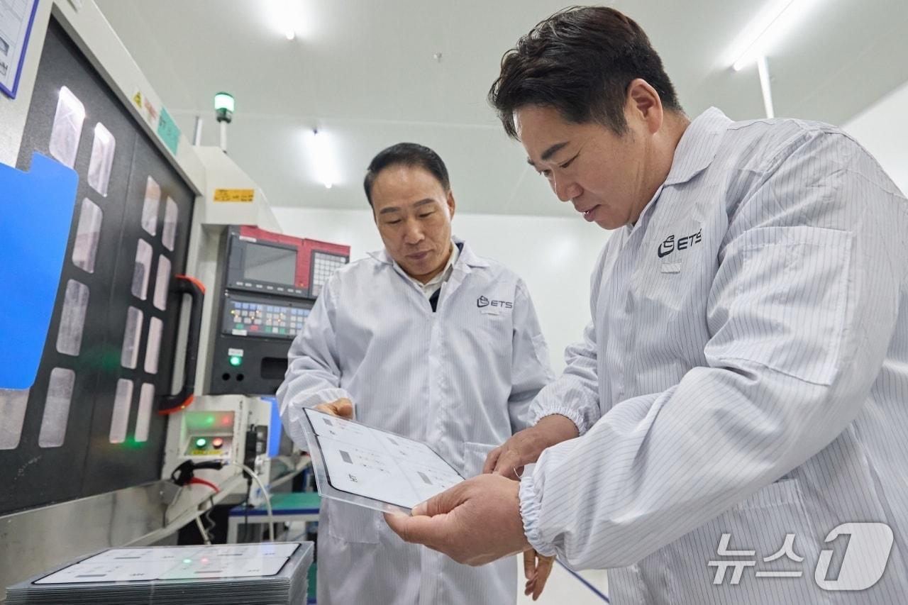 본문 이미지 - 베트남 닌빈성에 진출한 기업 ETS비나를 방문한 오세현 시장. &#40;아산시청 제공. 재판매 및 DB금지&#41;