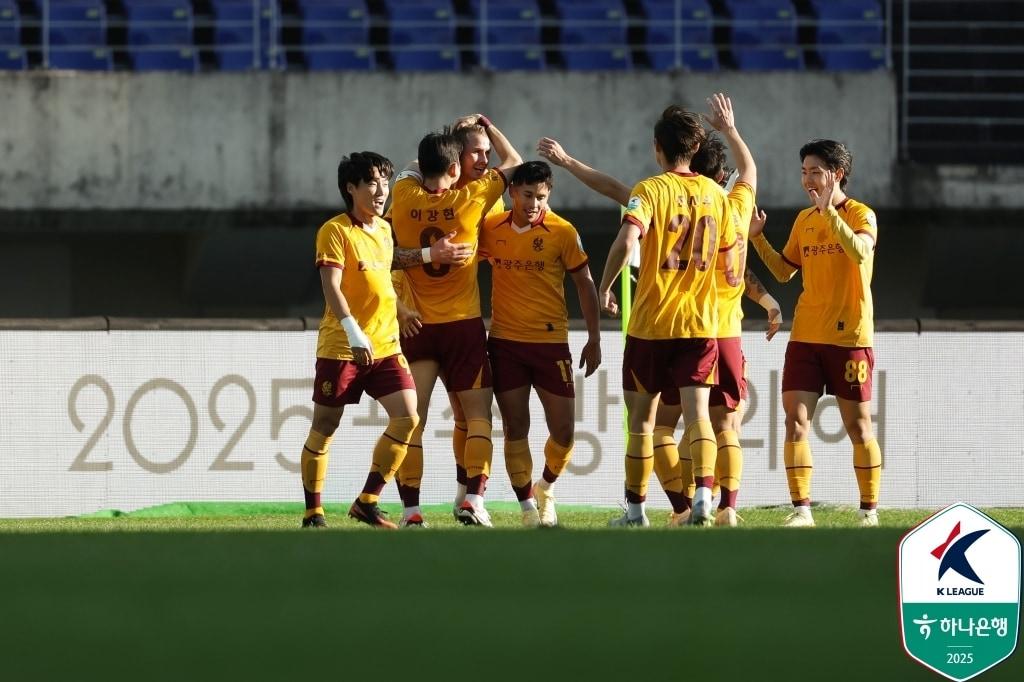 본문 이미지 - 광주가 제주를 상대로 2-0 승리를 거뒀다.(한국프로축구연맹 제공)  