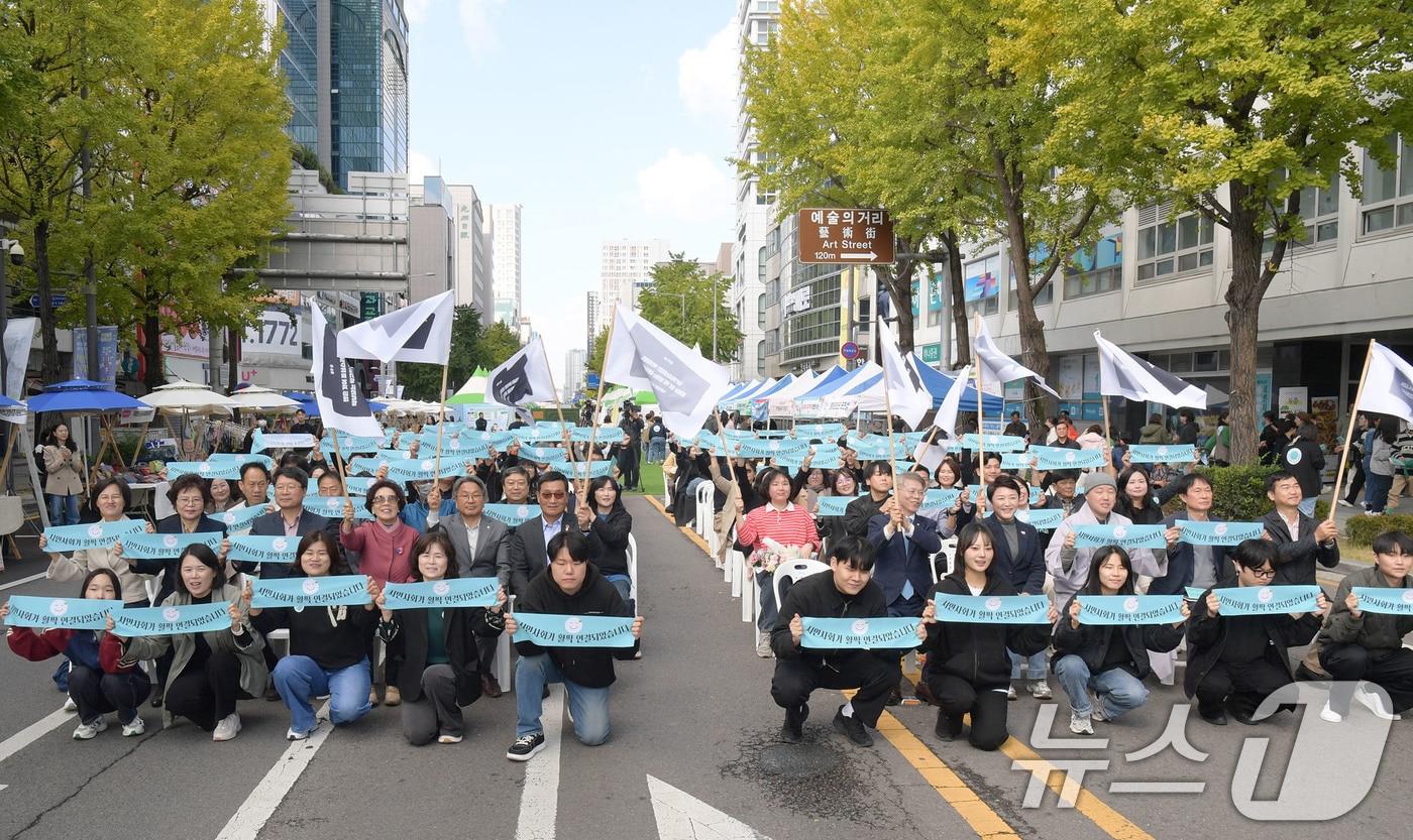 강기정 광주시장이 1일 오전 광주광역시 동구 금남로 전일빌딩245 앞에서 열린 2025 시민사회박람회에 참석해 참가자들과 개막 퍼포먼스를 하고 있다. &#40;광주시 제공. 재판매 및 DB 금지&#41; 2025.11.2/뉴스1 ⓒ News1 박준배 기자