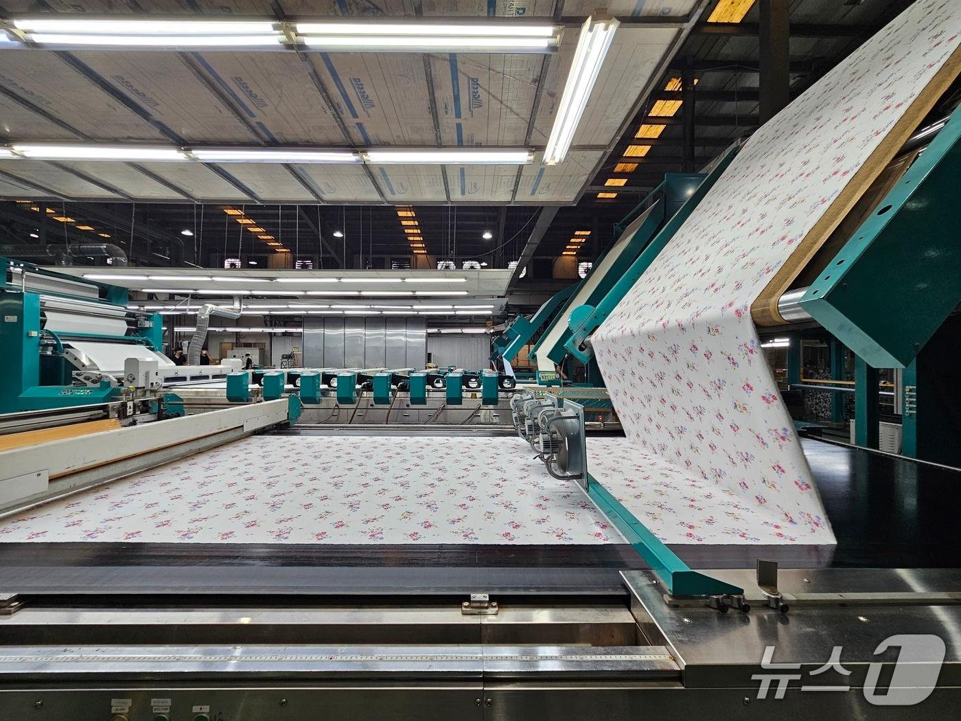 본문 이미지 - C&T 베트남 공장 내부. 원단이 염색되고 있는 모습.ⓒ 뉴스1/김진희 기자.