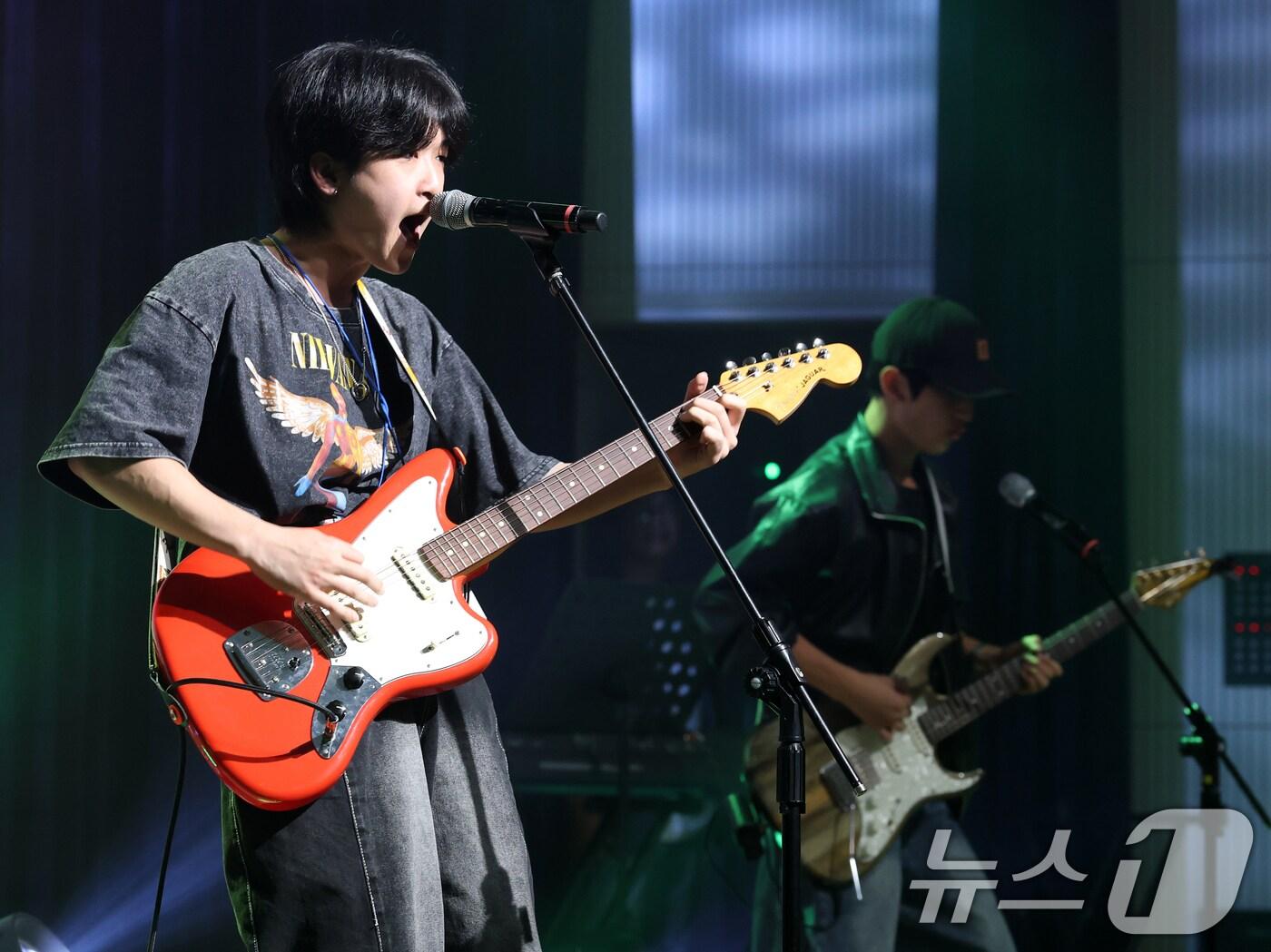 본문 이미지 - 2일 전북 전주시 전북특별자치도교육청 창조나래에서 열린 &#39;2025 제10회 전북특별자치도 청소년 밴드동아리 경연대회&#39;에서 대상을 차지한 전주제일고등학교 블루웨건 팀이 열창을 하고 있다. ⓒ News1 유경석 기자