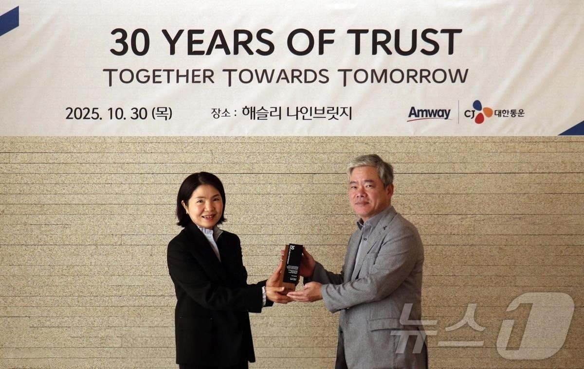 본문 이미지 - 경기도 여주 해슬리 나인브릿지에서 개최된 CJ대한통운-한국암웨이 물류협업 30주년 기념행사에서 신은자 한국암웨이 대표&#40;왼쪽&#41;와 신영수 CJ대한통운 대표가 기념사진을 찍고 있다.&#40;CJ대한통운 제공&#41; ⓒ News1