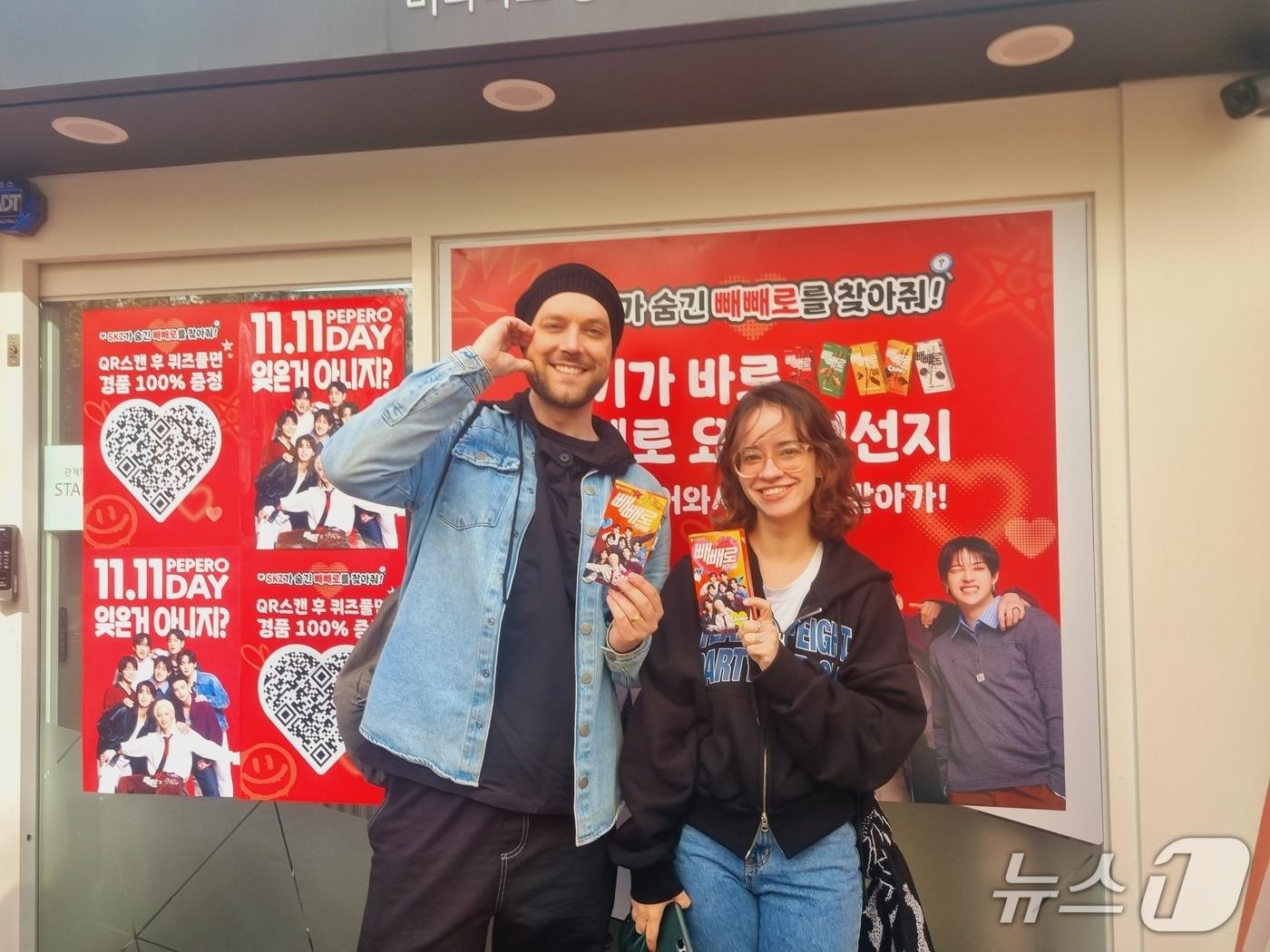 본문 이미지 - 브라질 커플 잉그리드(28·왼쪽)와 내토(33)가 지난 2일 서울 성수동 '머니박스' 빼빼로 접수처 앞에서 기념 촬영을 하고 있다. / 뉴스1 박혜연 기자 ⓒ 뉴스1