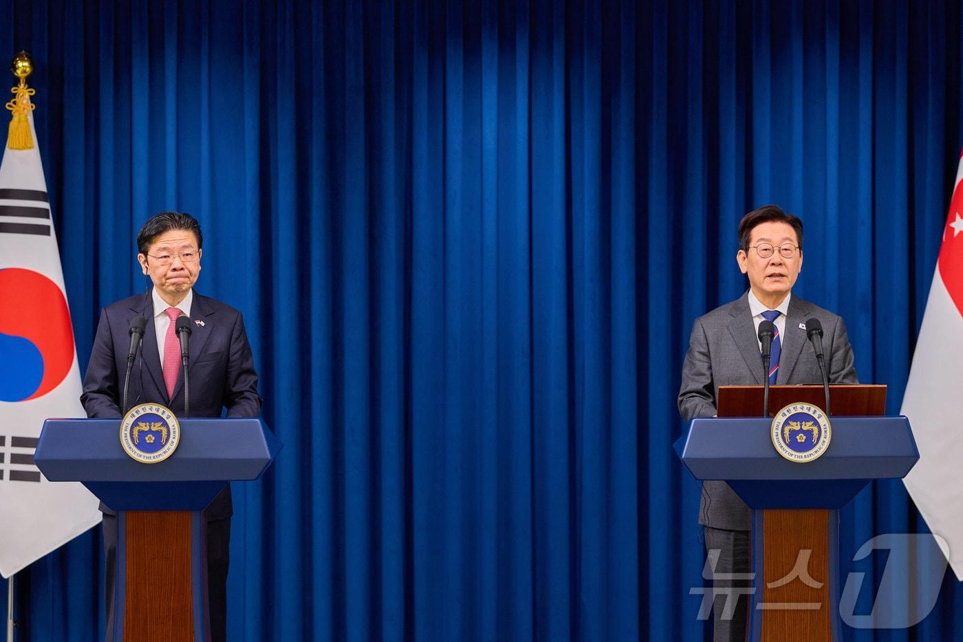 본문 이미지 - 이재명 대통령과 로렌스 웡 싱가포르 총리가 지난해 11월 서울 용산 대통령실 청사에서 공동언론발표를 하고 있다. (대통령실 제공. 재판매 및 DB 금지) 2025.11.2 ⓒ 뉴스1 이재명 기자
