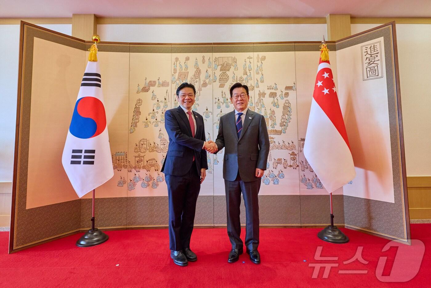 이재명 대통령과 로렌스 웡 싱가포르 총리가 2일 서울 용산 대통령실 청사에서 한-싱가포르 정상회담 기념촬영을 하고 있다. &#40;대통령실 제공. 재판매 및 DB 금지&#41; 2025.11.2/뉴스1 ⓒ News1 이재명 기자