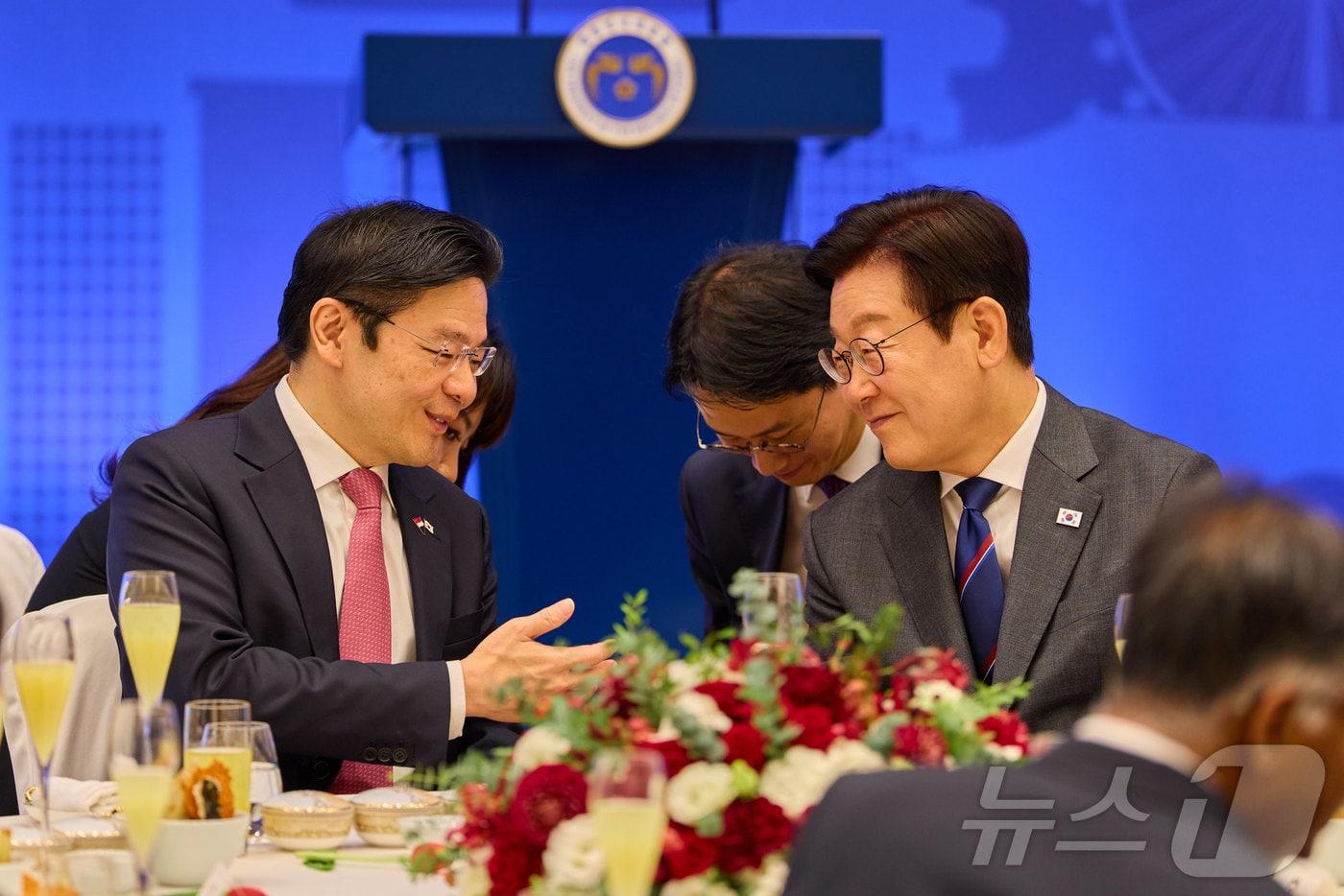 본문 이미지 - 이재명 대통령과 로렌스 웡 싱가포르 총리가 지난해 11월 서울 용산 대통령실 청사에서 열린 한-싱가포르 공식오찬에서 대화를 하고 있다. (대통령실 제공. 재판매 및 DB 금지) 2025.11.2 ⓒ 뉴스1 이재명 기자