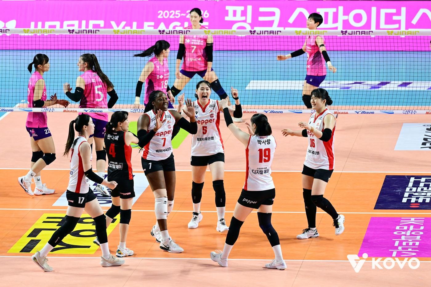 여자배구 페퍼저축은행이 V리그 선두에 등극했다.&#40;KOVO 제공&#41; 