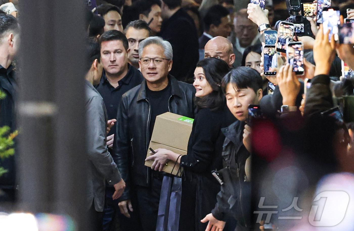 젠슨 황 엔비디아 CEO와 그의 딸 메디슨 황이 30일 오후 서울 삼성역 인근 깐부치킨에서 이재용 삼성전자 회장, 정의선 현대차그룹 회장과 &#39;치맥&#39; 회동을 하기 위해 이동하고 있다. &#40;공동취재&#41; 2025.10.30 2025.11.2/뉴스1 ⓒ News1 김진환 기자