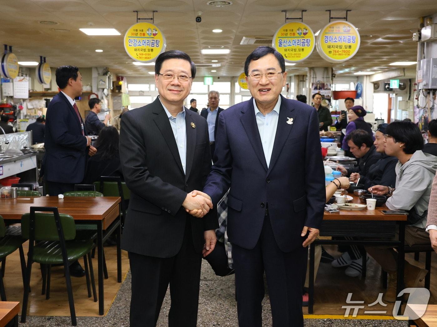 존 리 홍콩 행정수반과 주낙영 경주시장&#40;오른쪽&#41;이 중앙시장에서 소머리 곰탕으로 점심을 함께 한 후 기념촬영을 하고 있다. &#40;경주시제공, 재판매 및 DB금지&#41; 2025.11.2/뉴스1