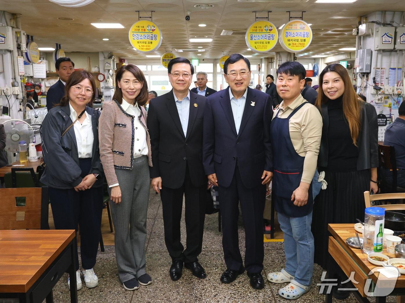 본문 이미지 - APEC 2025 정상회의에 참석하기 위해 개최도시인 경주시를 방문한 존 리 홍콩 행정수반&#40;왼쪽 세번쩨&#41;이 중앙시장 오일장을 둘러본 후 소머리 곰탕으로 점심을 먹으며 한국의 맛을 만끽했다.  소머리  곰탕으로 점심을 먹은 존 리 행정수반과 주낙영 경주시장 등이 기념촬영을 하고 있다. &#40;경주시제공, 재판매 및 DB금지&#41; 2025.11.2/뉴스1 