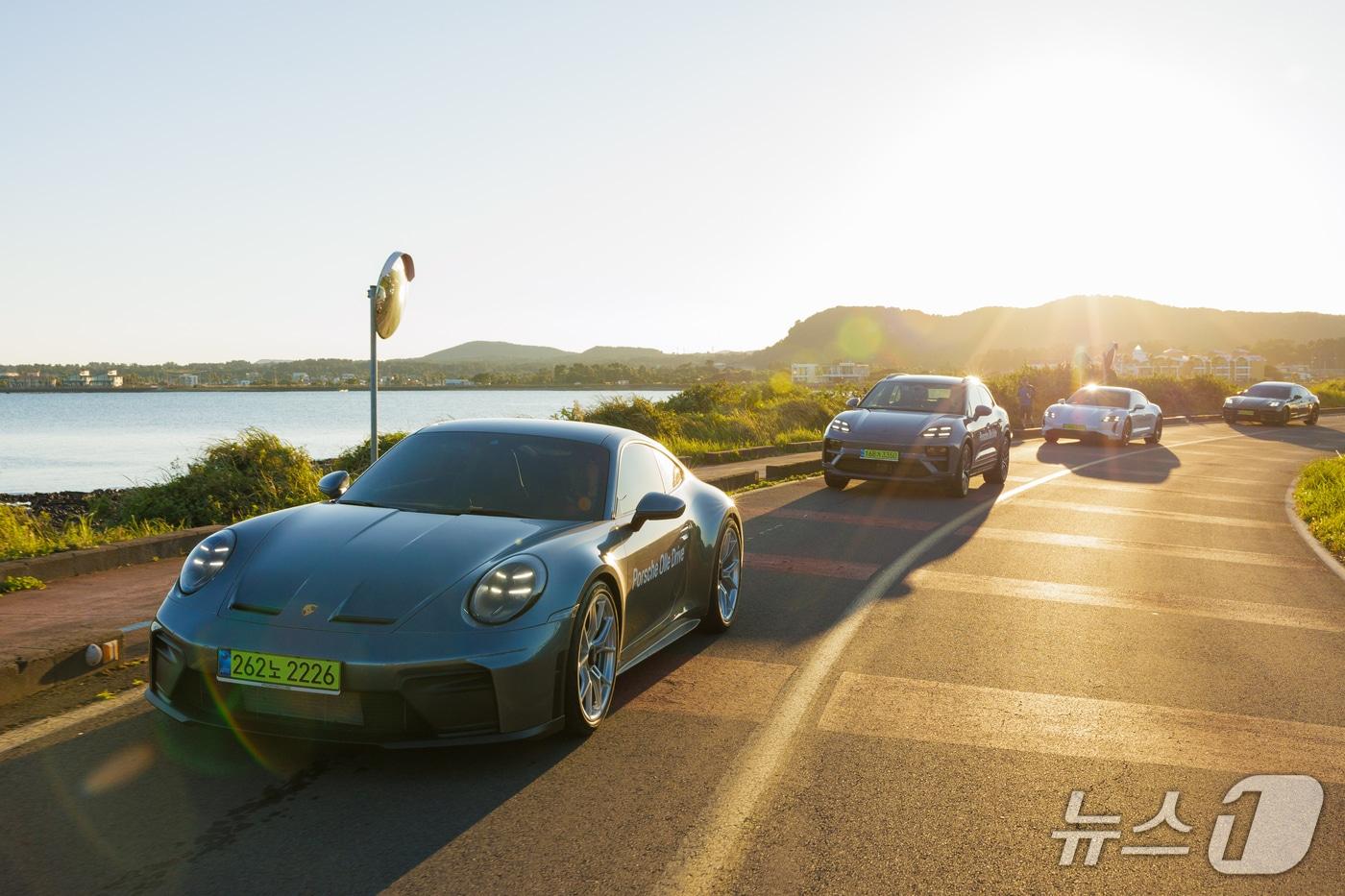  포르쉐 차량들이 제주 해안도로를 주행하고 있다.&#40;포르쉐 제공&#41;
