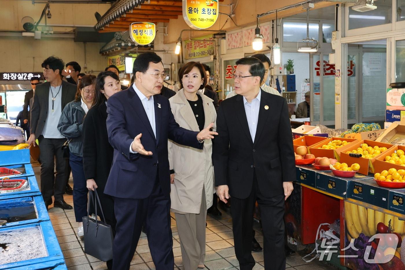 APEC 2025 정상회의 개최도시인 경북 경주시 주낙영 시장&#40;왼쪽&#41;이 2일 회의에 참석한 후 중앙시장을 방문한 존 리 홍콩 행정수반에게 지역 전통시장을 소개하고 있다. &#40; 경주세제공, 재판매 및 DB금지&#41; 2025.11.2/뉴스1