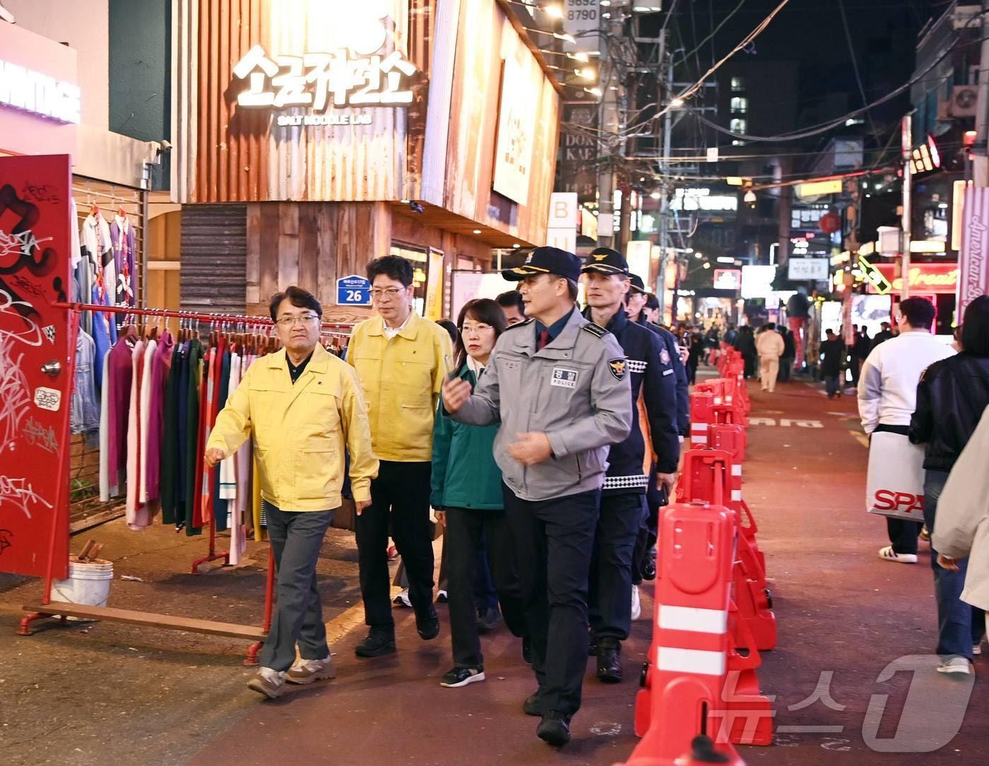 본문 이미지 - 김광용 행정안전부 재난안전관리본부장이 핼러윈 데이를 맞아 지난 1일 서울 마포구 홍대 일대를 방문해 경찰‧지자체 등 관계기관으로부터 안전관리 대책을 청취하고, 클럽거리 등 인파 밀집 예상 구역의 안전관리 상황을 점검했다. (행정안전부 제공. 재판매 및 DB 금지) 2025.11.2 ⓒ 뉴스1