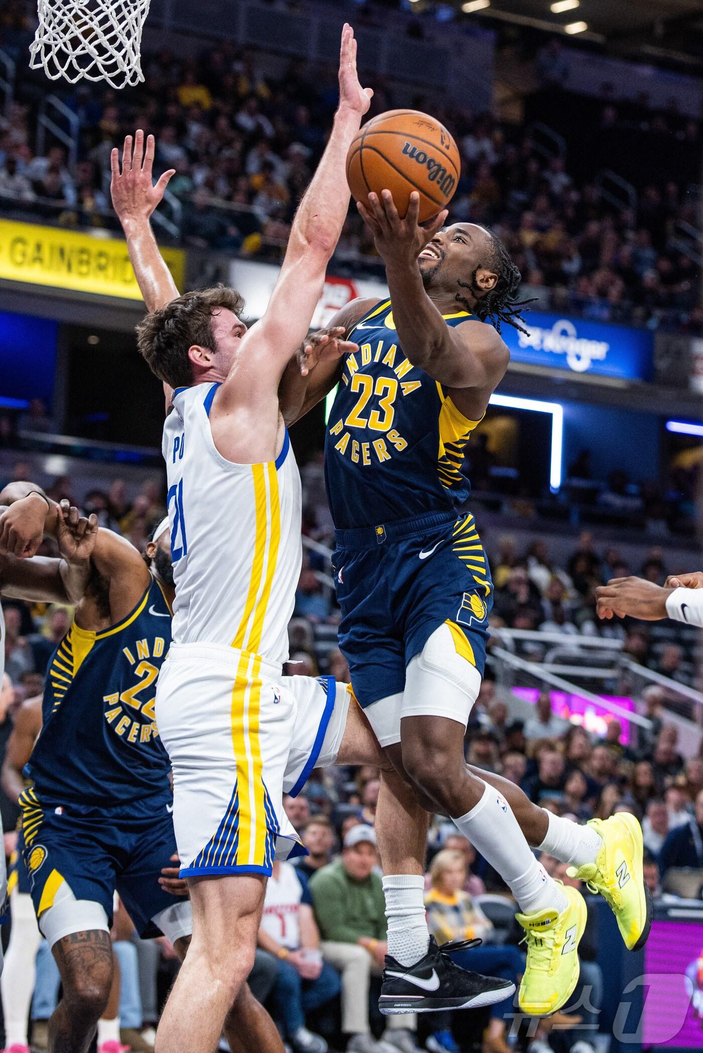 본문 이미지 - NBA 인디애나 네스미스가 2일(한국시간) 골든스테이트와 경기에서 슛을 시도하고 있다. ⓒ 로이터=뉴스1