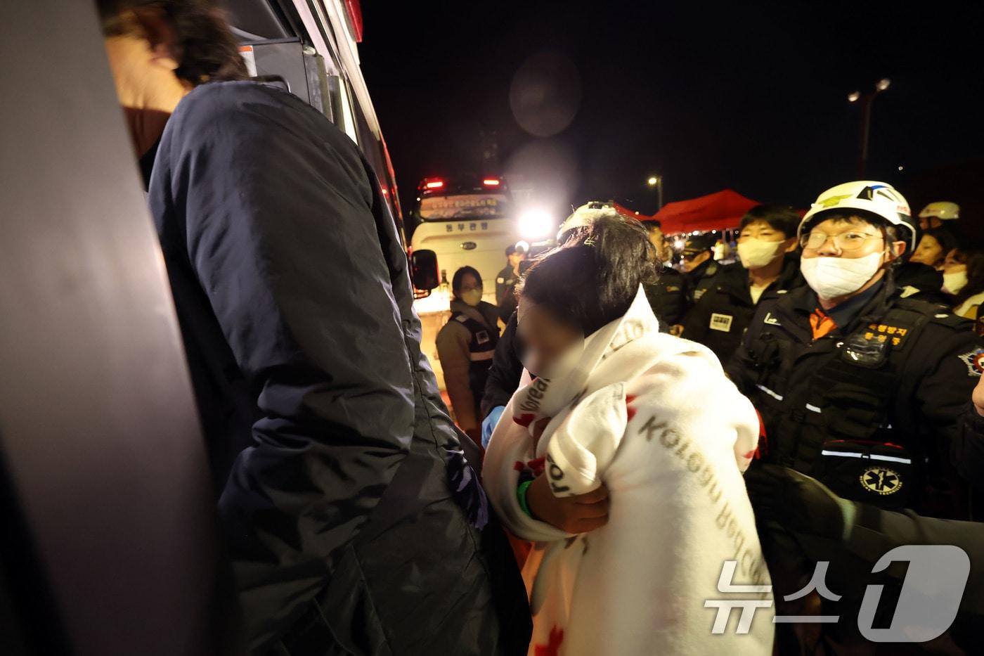 전남 신안 해상에서 좌초된 여객선 퀸제누비아2호 탑승객들이 지난 19일 밤 전남 목포해양경찰서 전용 부두로 도착해 구급차에 타고 있다. 2025.11.20/뉴스1 ⓒ News1 박지현 기자