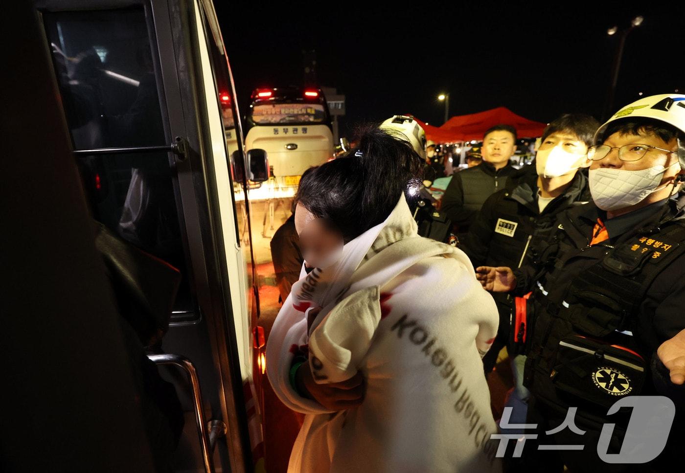 전남 신안 해상에서 좌초된 여객선 퀸제누비아2호 탑승객들 19일 밤 전남 목포해양경찰서 전용 부두로 도착해 구급차에 타고 있다. 전날 오후 8시 16분쯤 전남 신안군 장산면 족도에 267명(승객 246명, 승무원 21명)이 탑승한 여객선이 좌초돼 해경이 전원 구조했다. 2025.11.20/뉴스1 ⓒ News1 박지현 기자